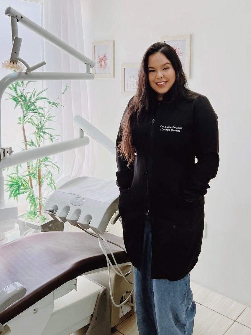 Dra. Luana Bragança, cirurgiã-dentista, sorrindo no consultório da Oral Lotus