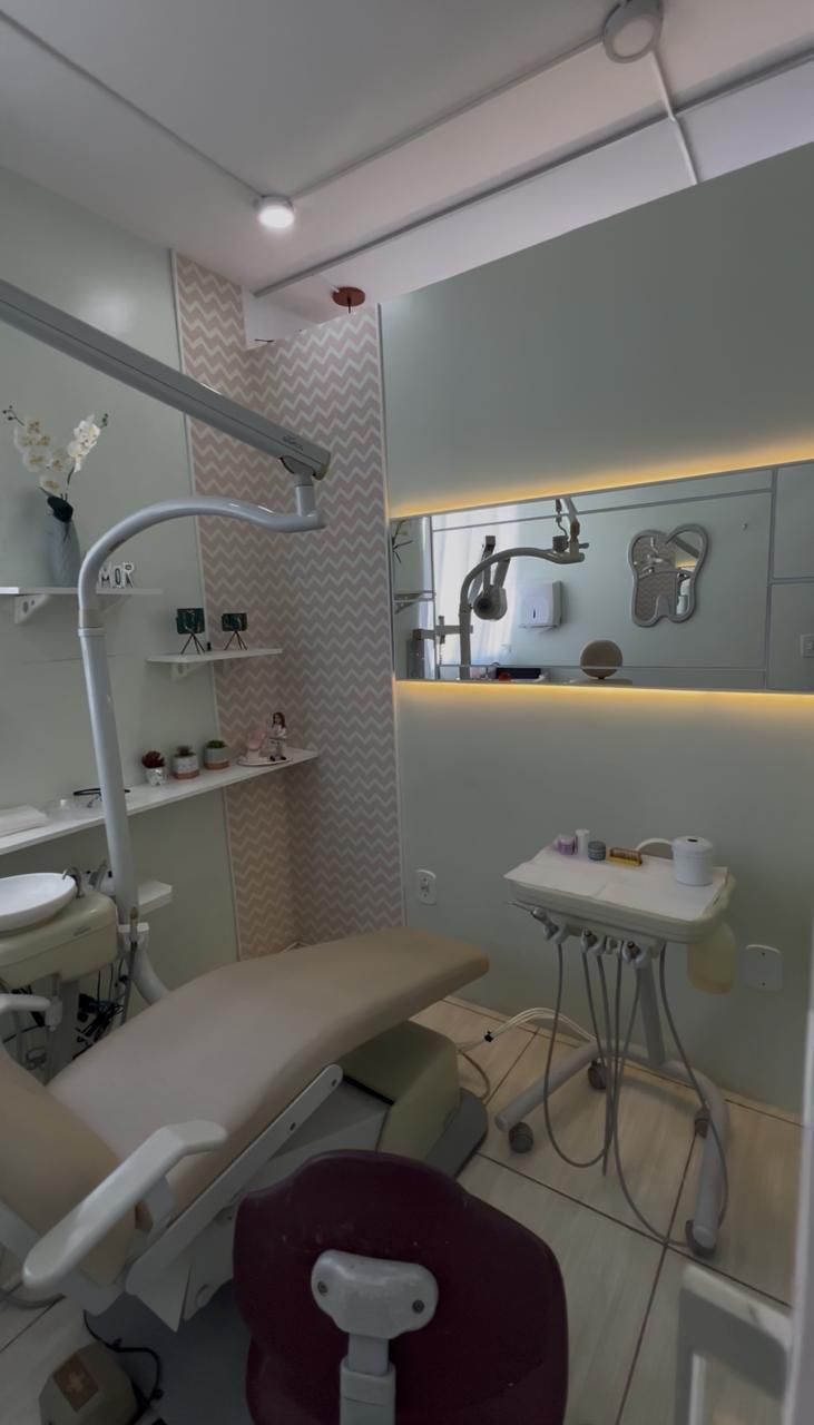 Consultório 2, com espelho iluminado e prateleiras decoradas